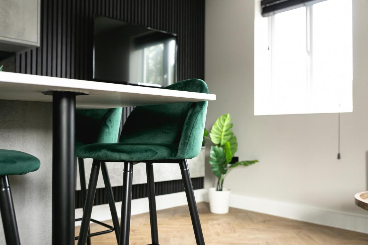 Skyvillion - Cozy Large 4 & 1 Bed Apartments In London Enfield, Mins To Tube Station, Free Wi-Fi Екстер'єр фото