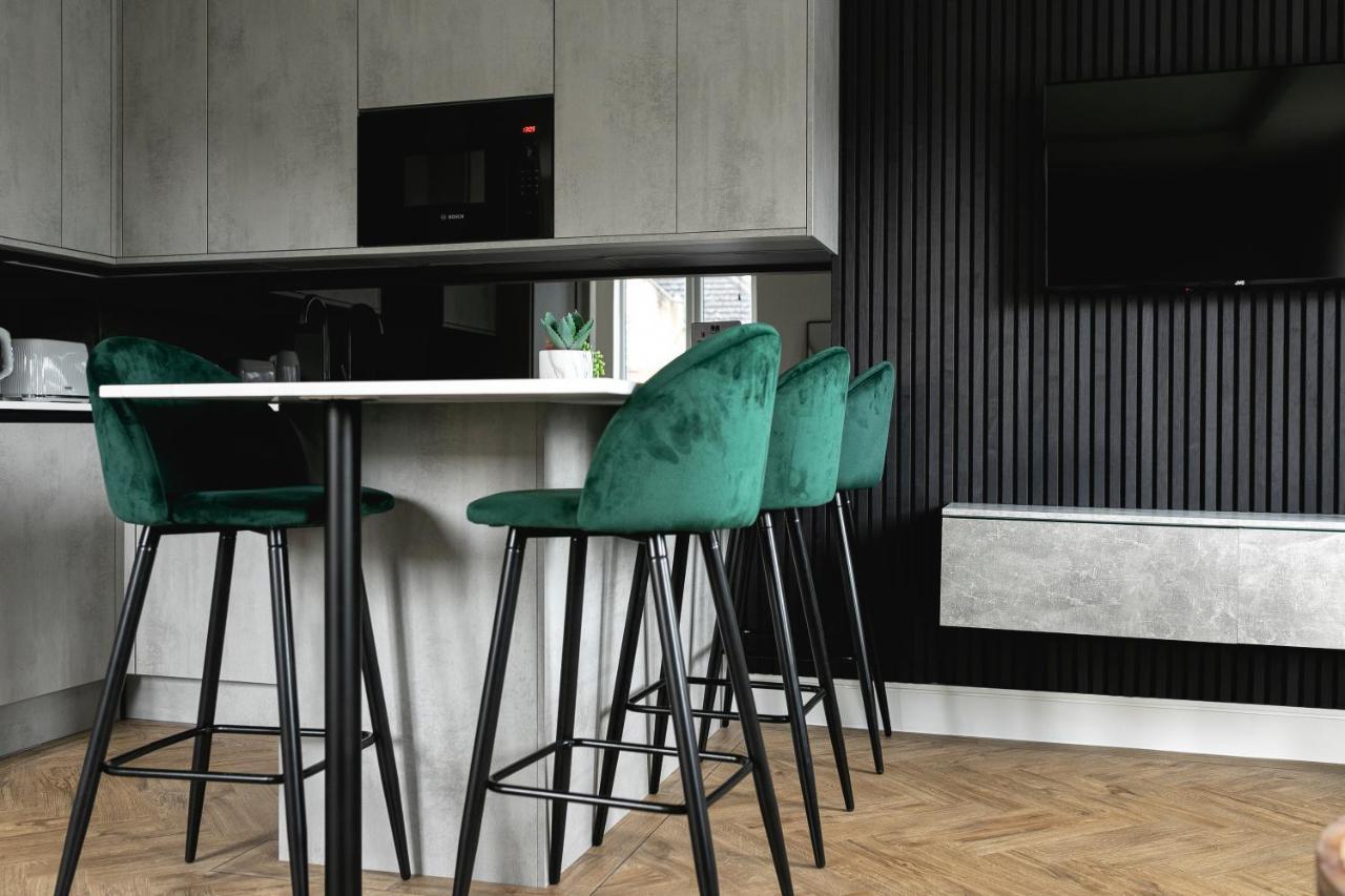 Skyvillion - Cozy Large 4 & 1 Bed Apartments In London Enfield, Mins To Tube Station, Free Wi-Fi Екстер'єр фото