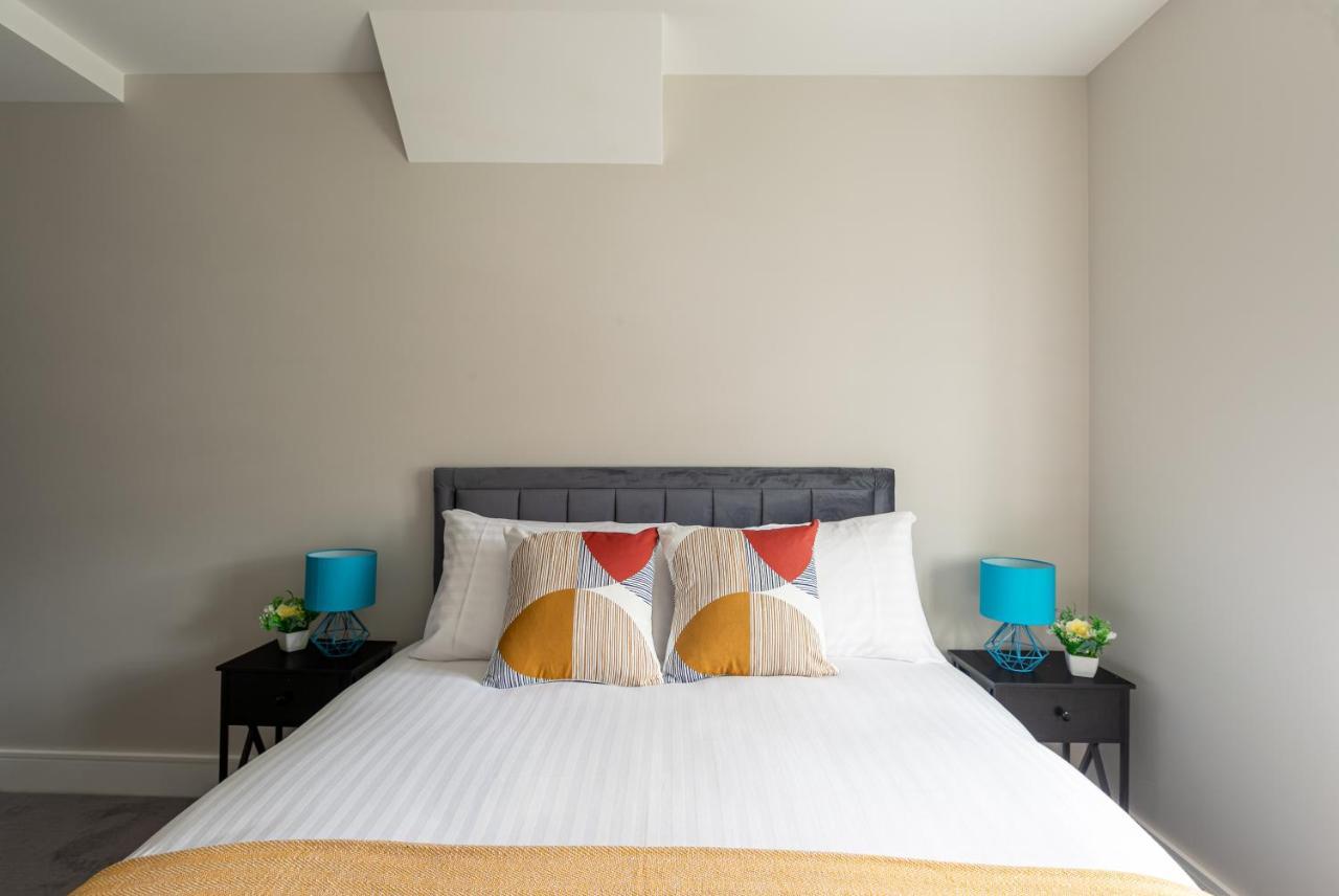 Skyvillion - Cozy Large 4 & 1 Bed Apartments In London Enfield, Mins To Tube Station, Free Wi-Fi Екстер'єр фото