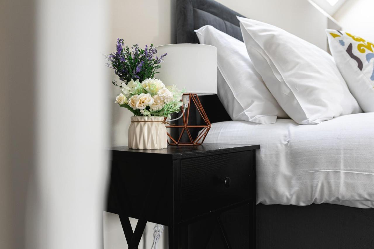 Skyvillion - Cozy Large 4 & 1 Bed Apartments In London Enfield, Mins To Tube Station, Free Wi-Fi Екстер'єр фото