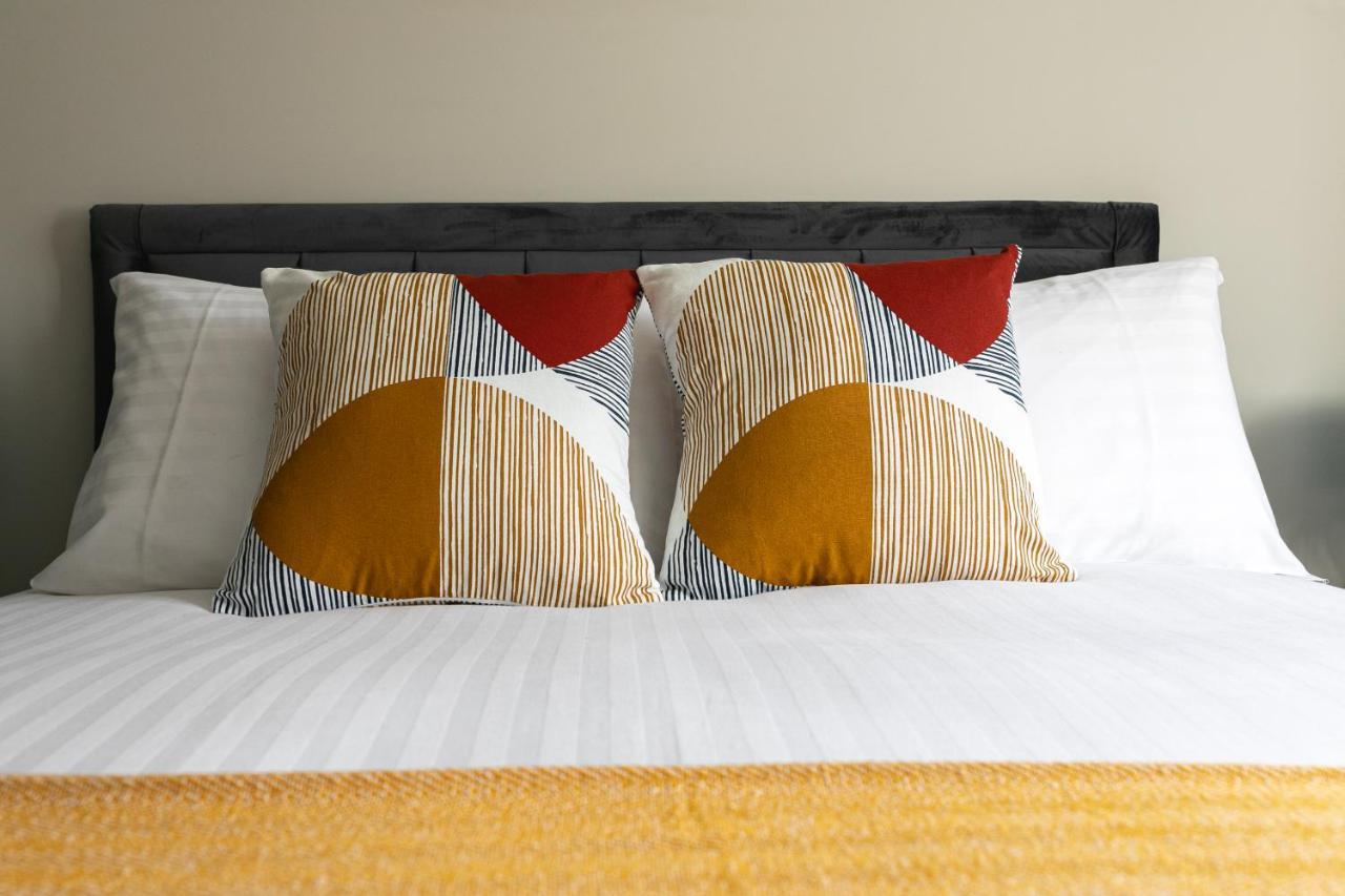 Skyvillion - Cozy Large 4 & 1 Bed Apartments In London Enfield, Mins To Tube Station, Free Wi-Fi Екстер'єр фото