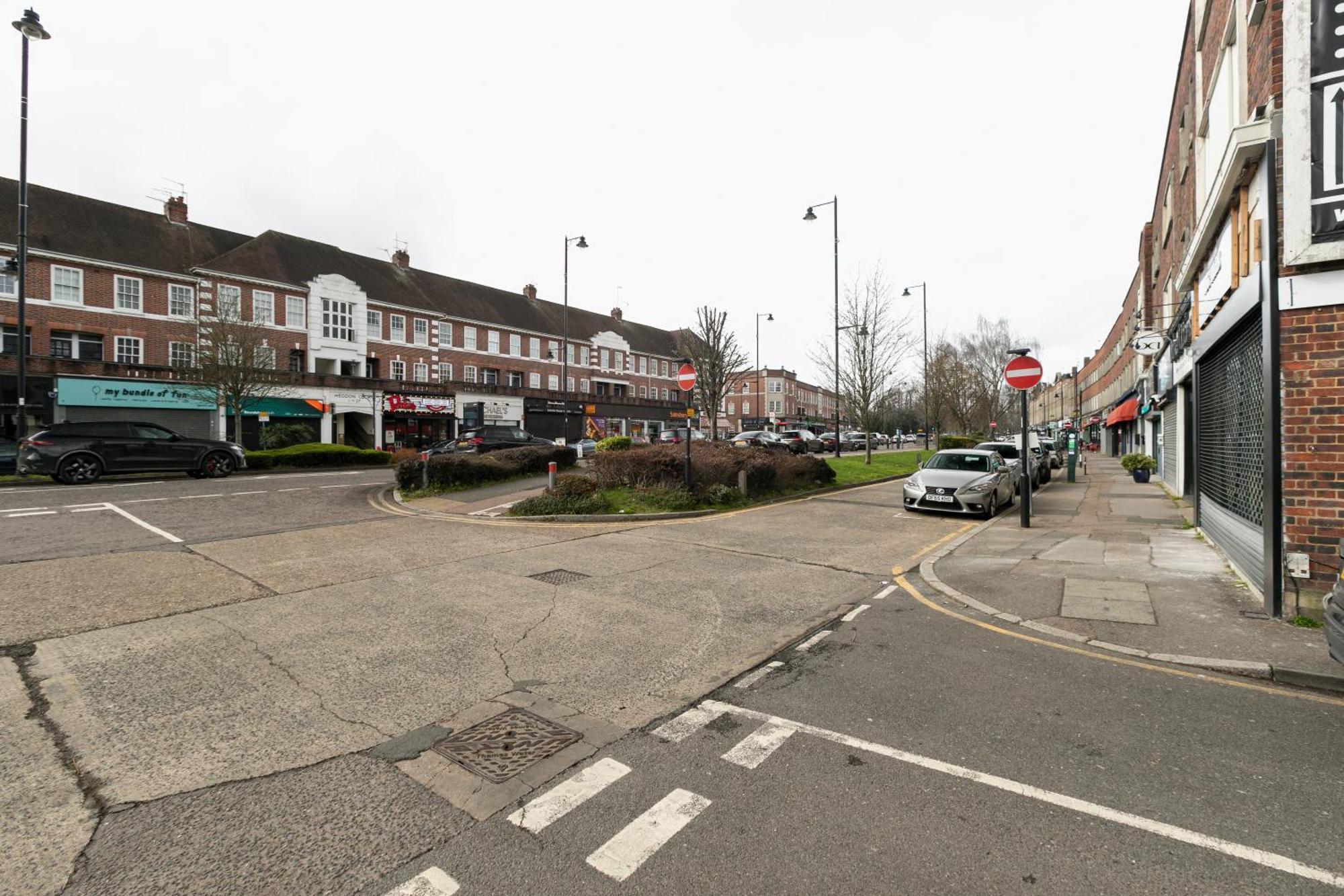 Skyvillion - Cozy Large 4 & 1 Bed Apartments In London Enfield, Mins To Tube Station, Free Wi-Fi Екстер'єр фото